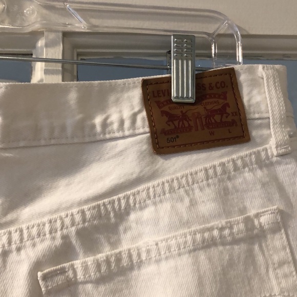 High-waisted White Levi Short - Picture 2 of 3